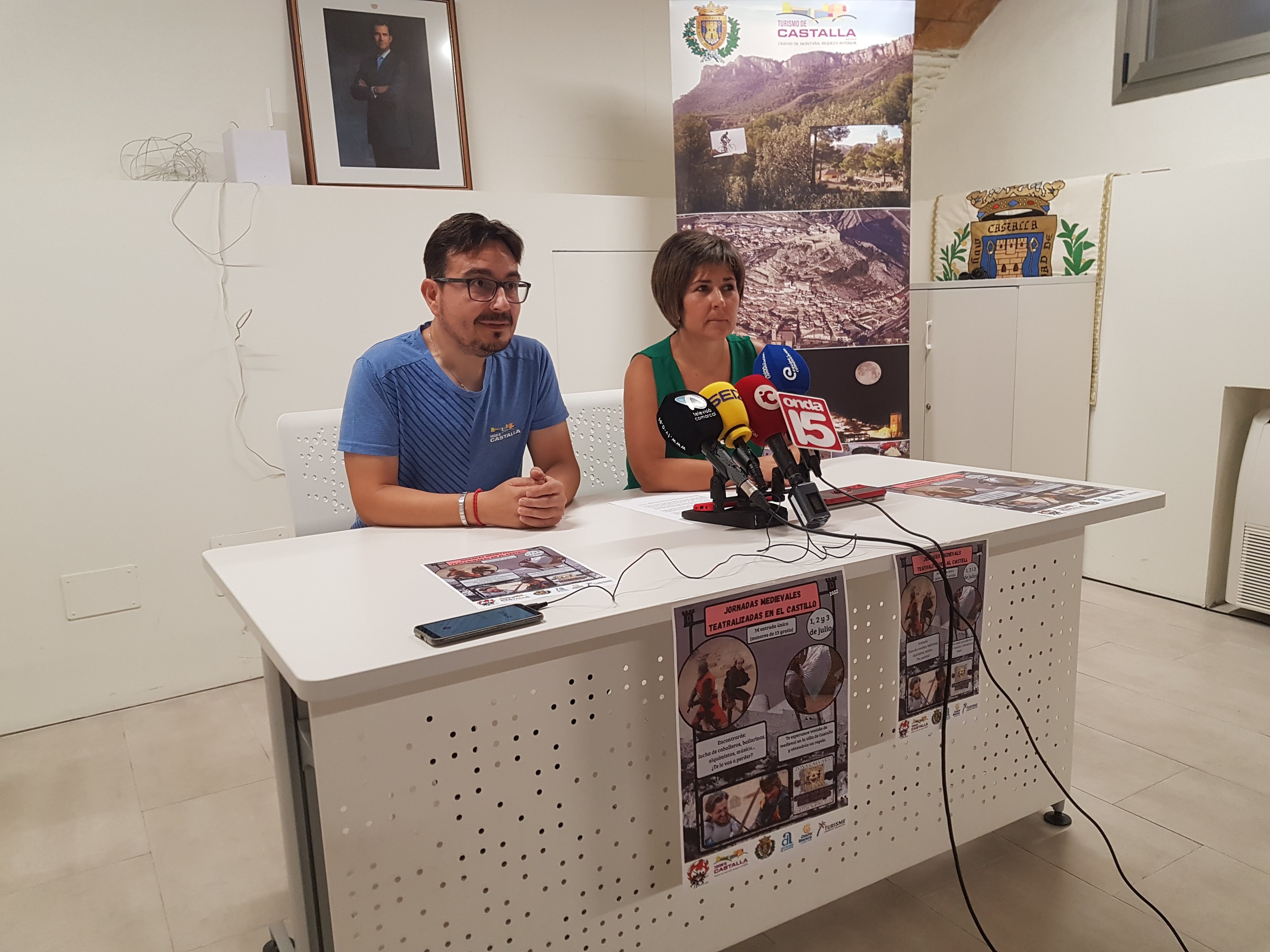 Andrés Ruiz i Maite Gimeno, técnico y edil de Turismo, presentando las jornadas medievales teatralizadas en el castillo de Castalla.