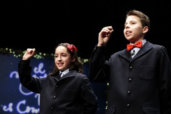 Los niños cantores de San Ildefonso muestran las bolas con el segundo premio, que ha correspondido al número 12.775.