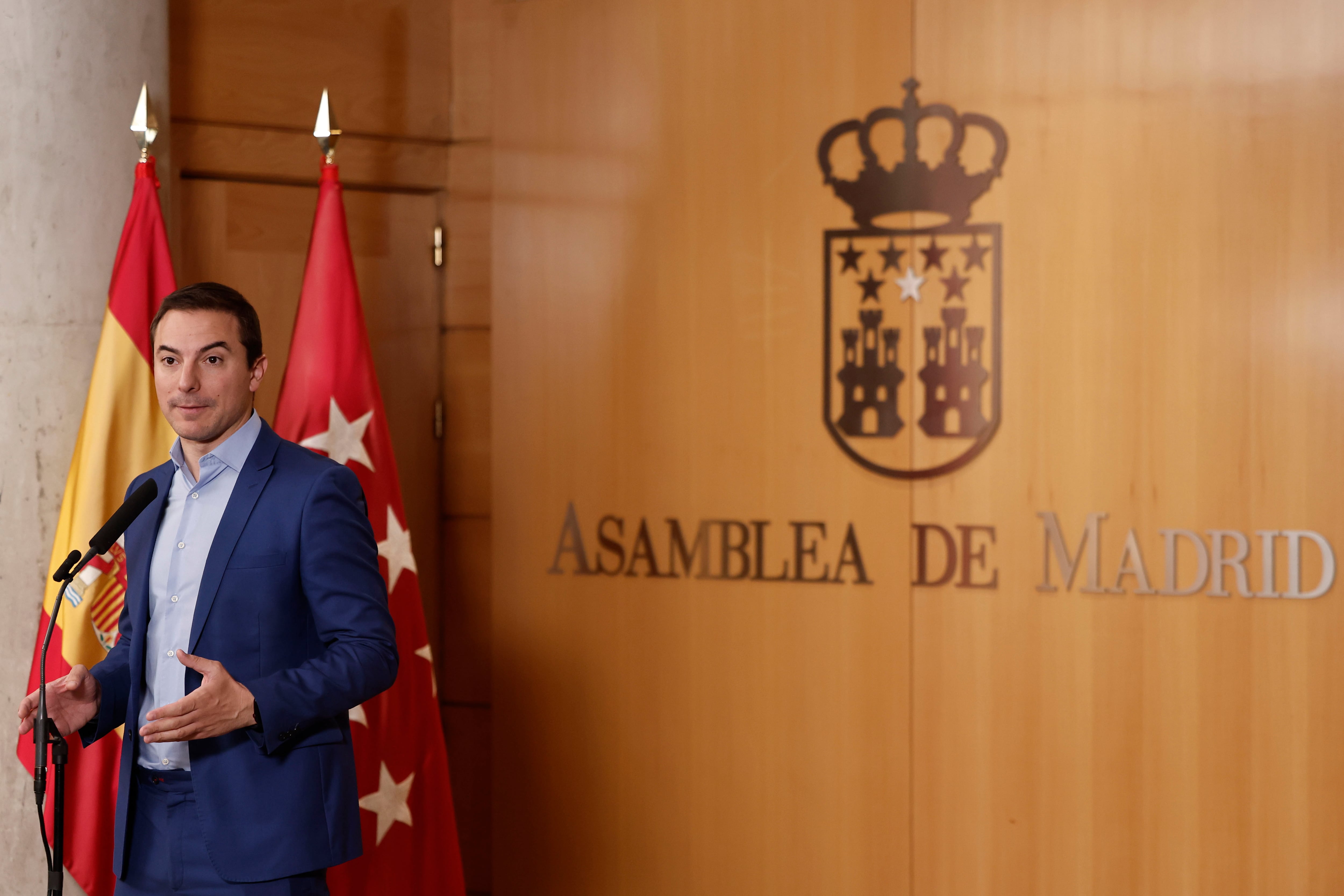 El portavoz del PSOE-M, Juan Lobato, en rueda de prensa en la Asamblea de Madrid