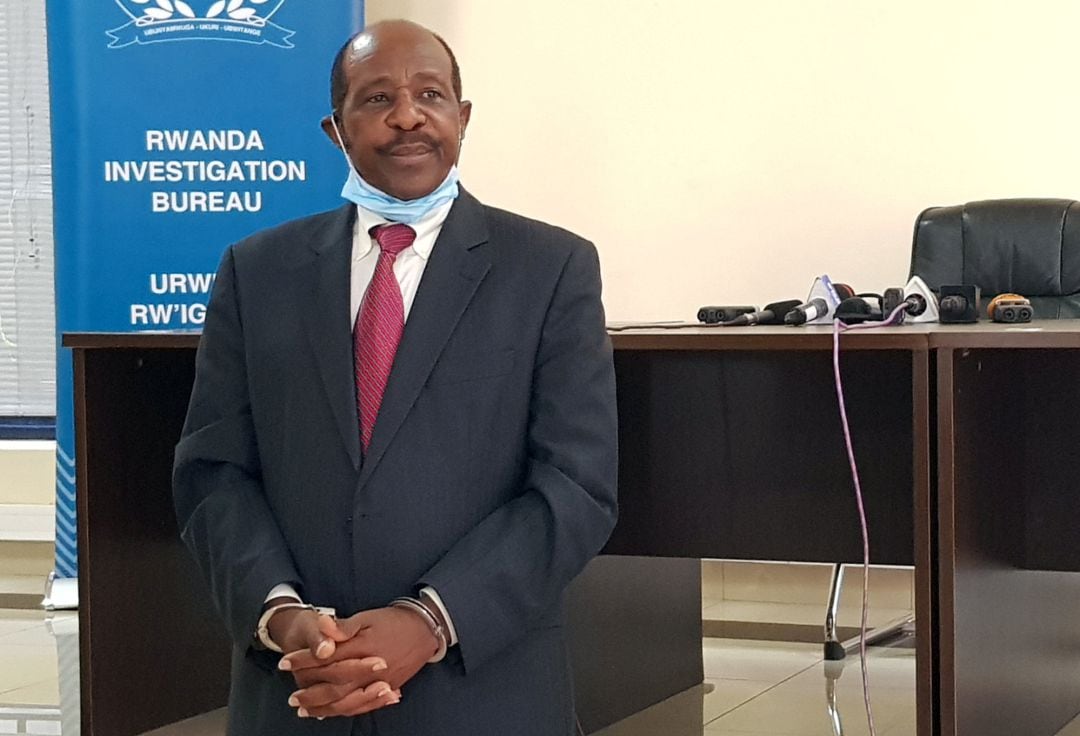 Paul Rusesabagina, el hombre que  fue un héroe durante el genocidio hutu, ha sido detenido y acusado de vinculos con terroristas por el regimen de Kigali. 