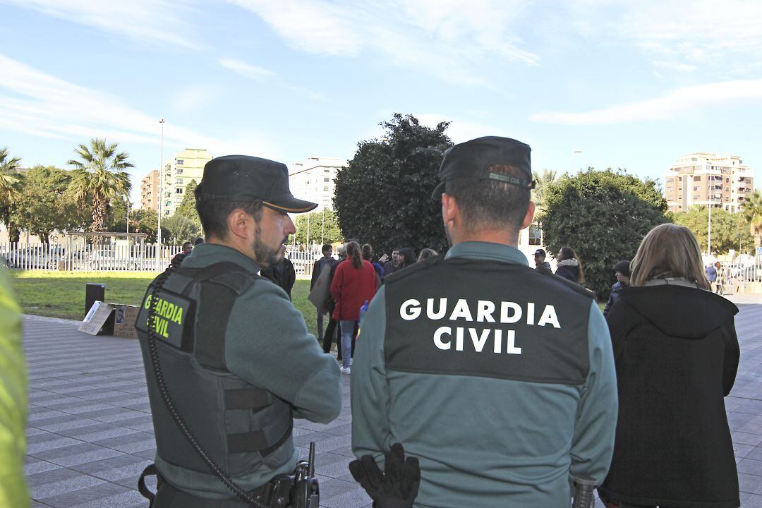 La Guardia Civil ha detenido a cuatro personas, como supuestos autores de un delito de robo con violencia e intimidación en un establecimiento público de Torreblanca