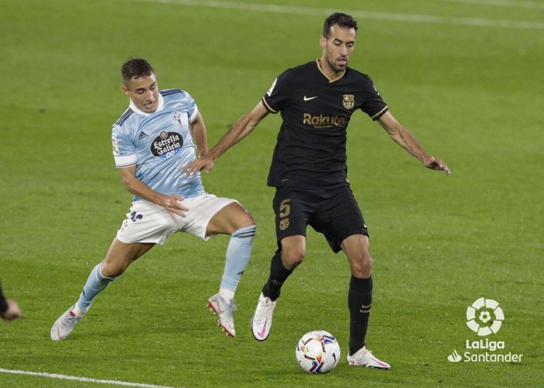 Emre Mor intenta robar una pelota a Sergio Busquets.