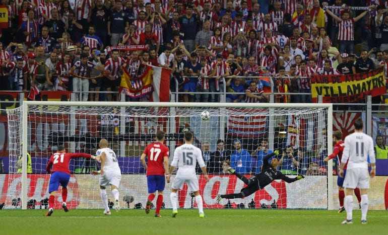 Griezmann dispara al larguero el penalti cometido sobre Torres 