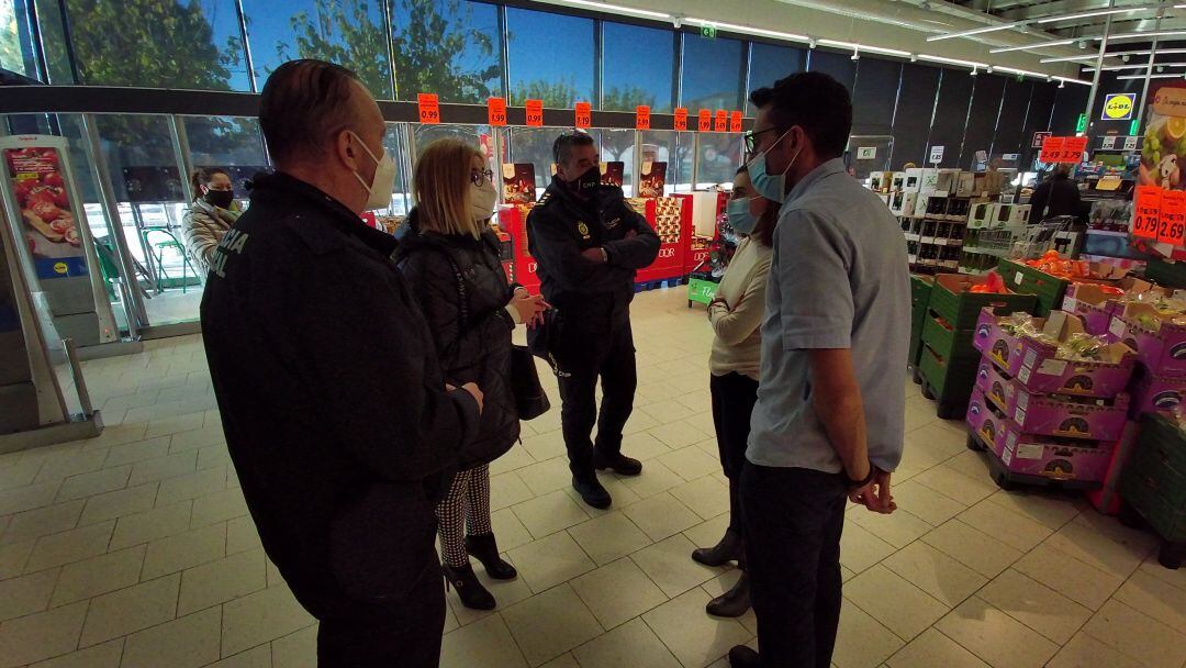 La alcaldesa de Petrer y los comisarios de Policía Nacional y Local visitan las superficies comercianles de la ciudad