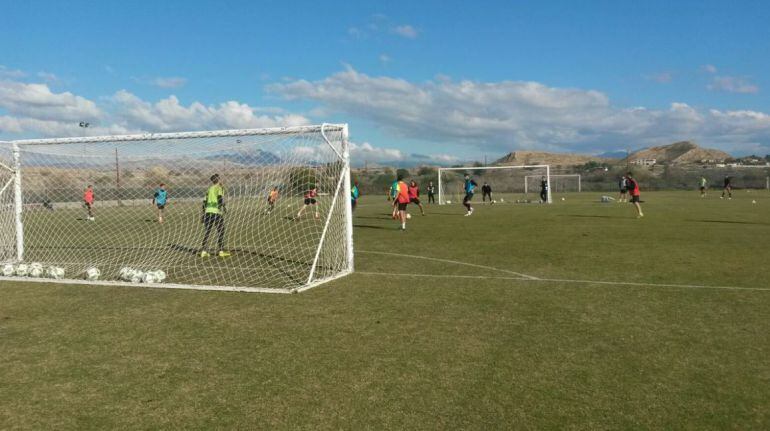 Los jugadores del Hércules CF entrenandose en las instalaciones de Fontcalent