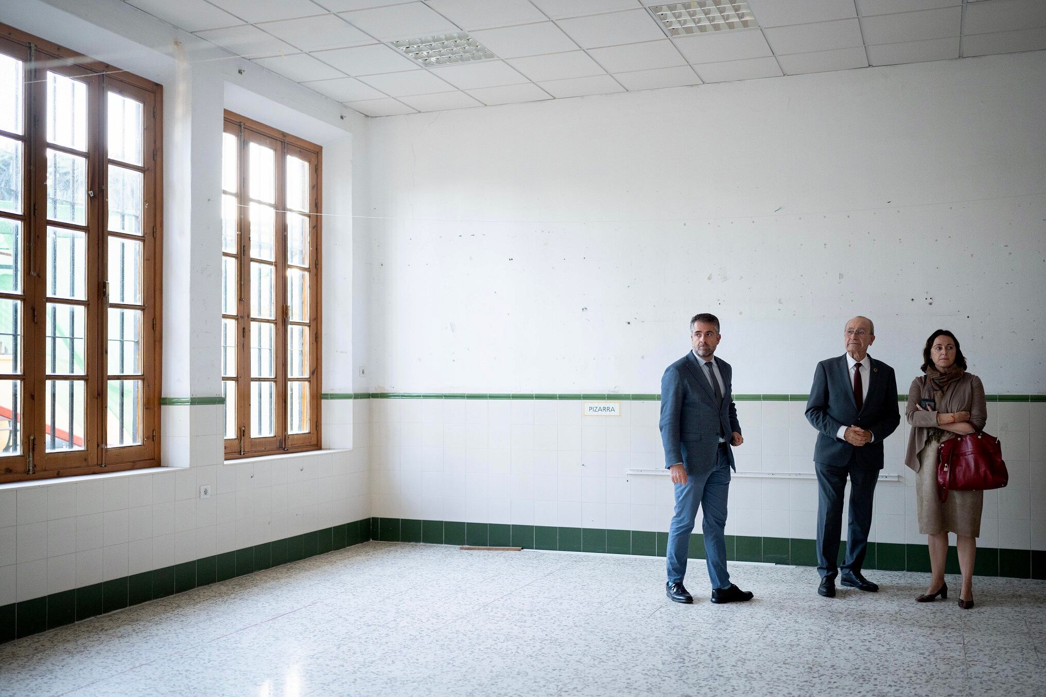 El alcalde de Málaga, Francisco de la Torre, acompañado por los concejales delegados del distrito Este y Cultura, Carlos Conde y Mariana Pineda, respectivamente, ha visitado el edificio de titularidad municipal donde se ubicarán las futuras instalaciones