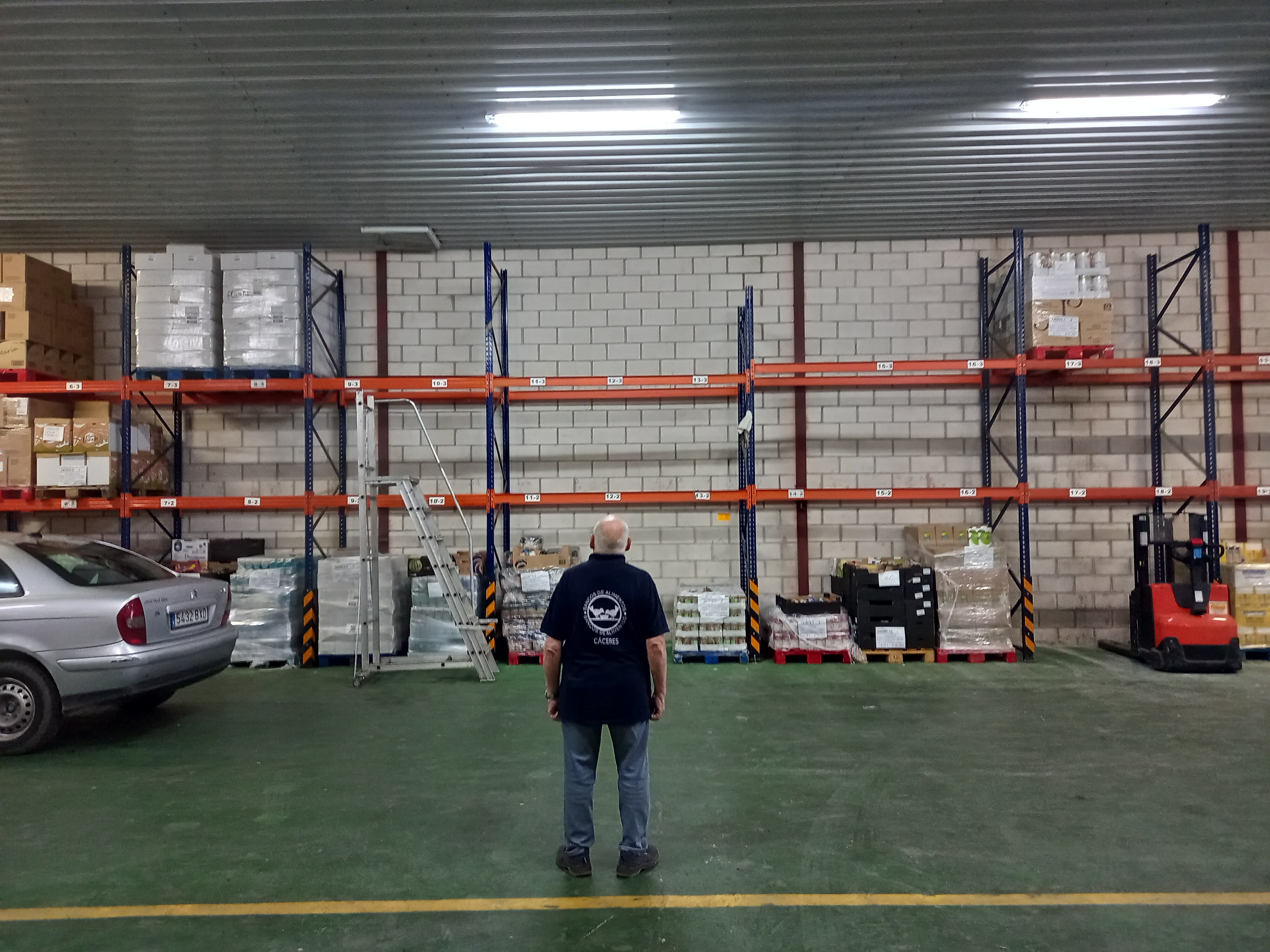 Estanterías vacías de la delegación en Plasencia del Banco de Alimentos