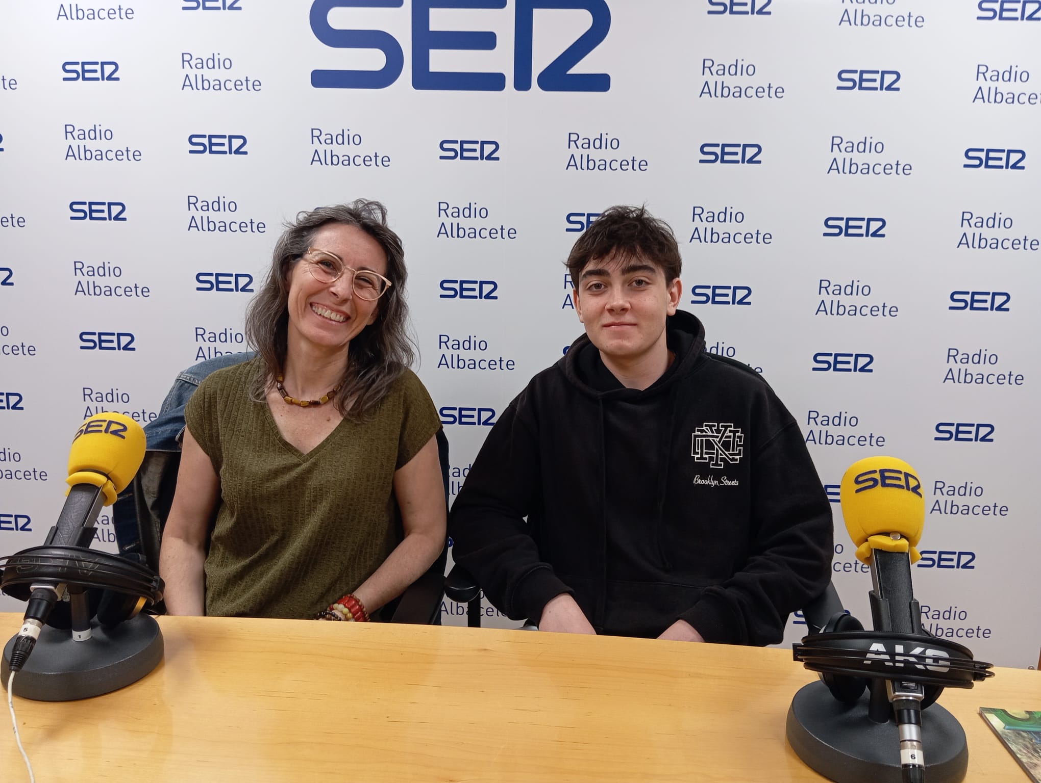 Gabriel y su madre, en los estudios de Radio Albacete