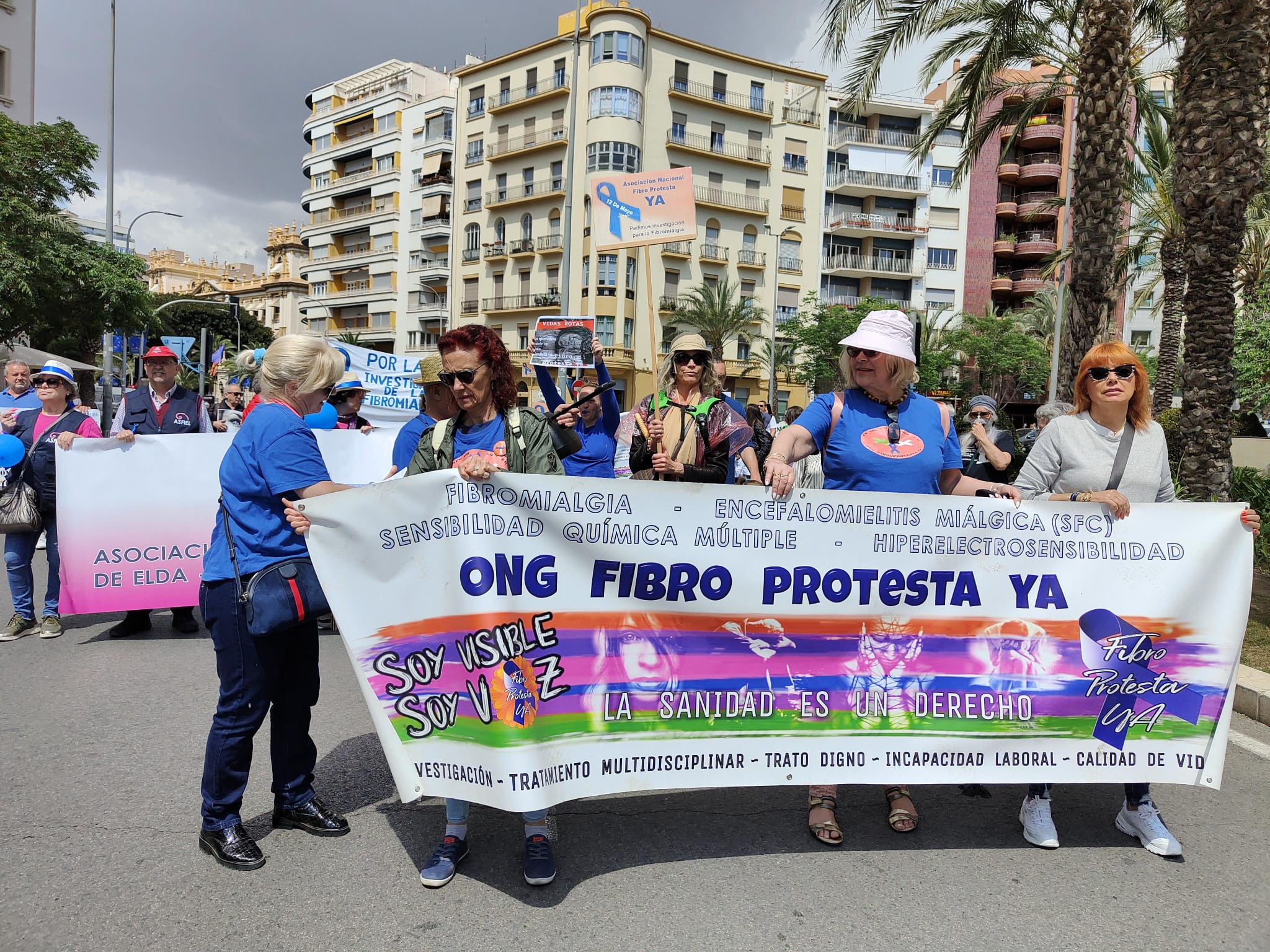 Manifestación en Alicante para dar visibilidad a enfermedades como la fibromialgia o el covid persistente