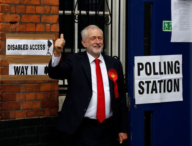 Jeremy Corbyn, el lider laborista británico sale de la escuela electoral en Holloway, norte de Londres