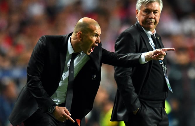 El francés da órdenes a los jugadores del Real Madrid durante el partido ante el Atlético en el que los blancos ganaron la Décima.