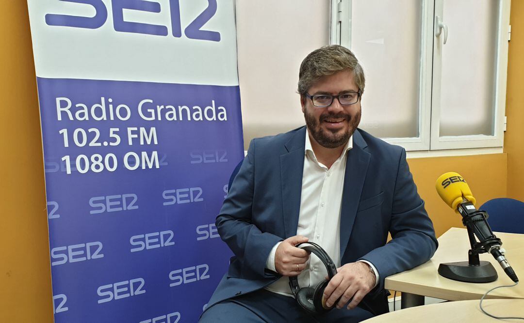 El secretario general de Ciudadanos y candidato al Congreso por Granada, Fran Hervías, en los estudios de Radio Granada