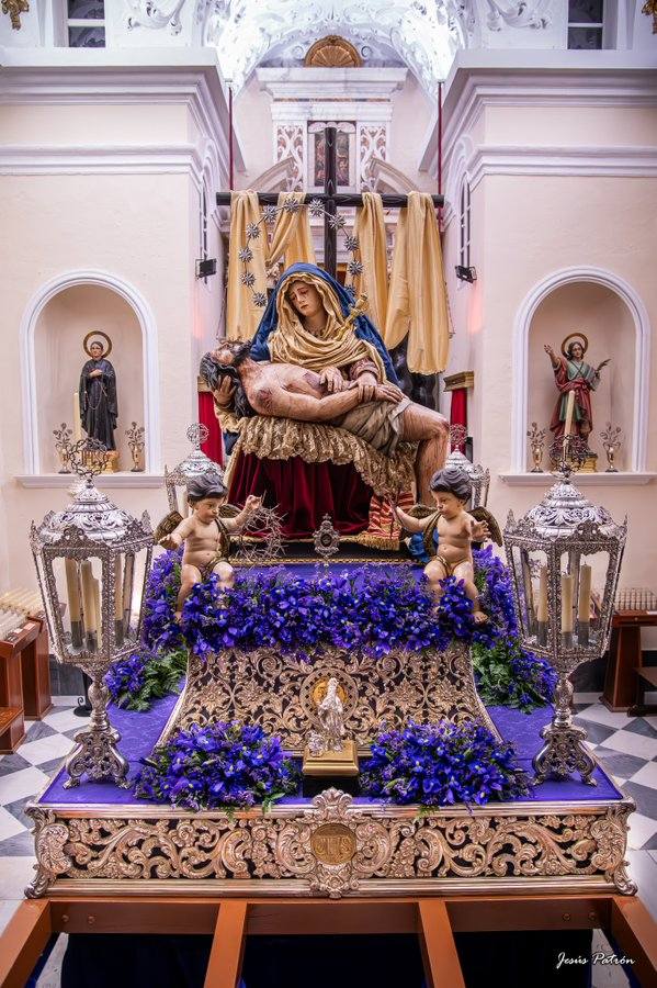 La Virgen de las Angustias sobre las andas del Vía Crucis