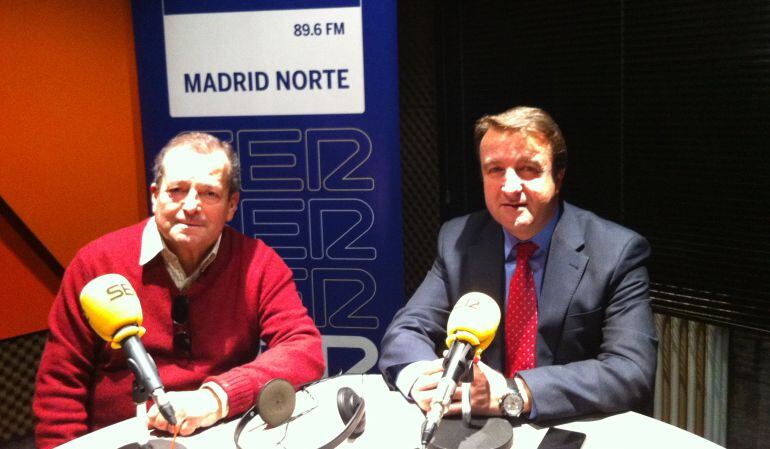 El actual alcalde de Tres Cantos, Jesús Moreno, junto a Enrique Soto, uno de los vecinos más antiguos del municipio, en uno de los estudios de SER Madrid Norte 