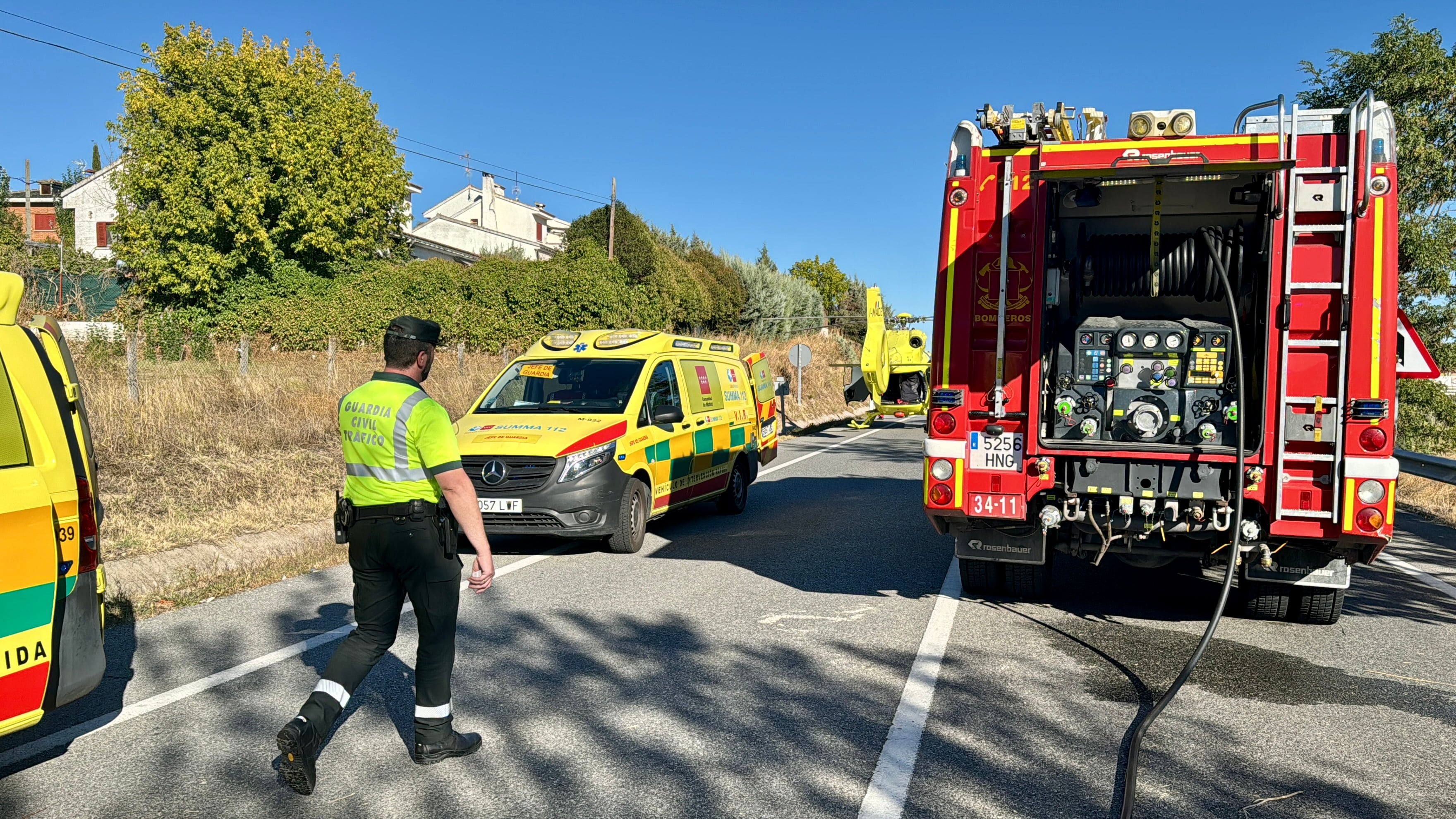 Los servicios de emergencia actuando tras el accidente