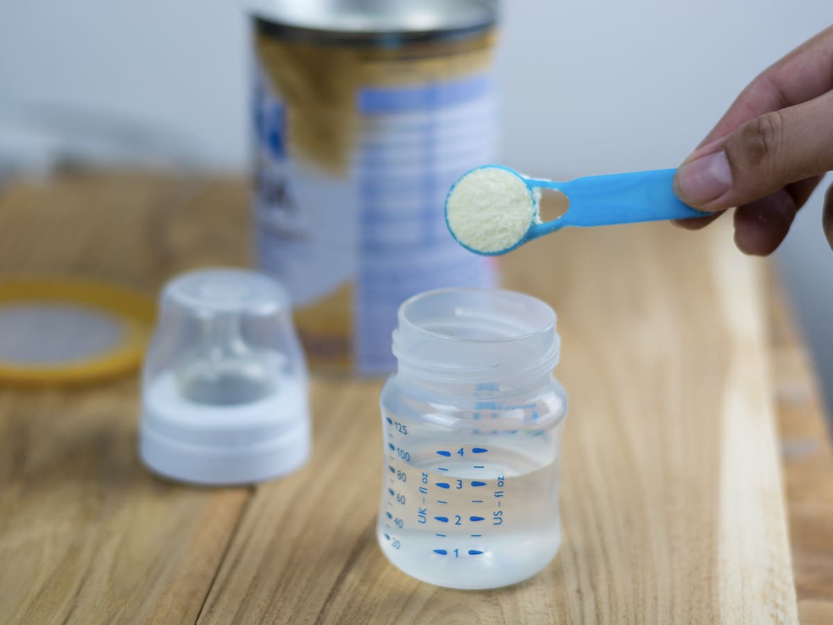 ¿Qué es la cereulida, la toxina detectada en los lotes de leche en polvo infantil en España?