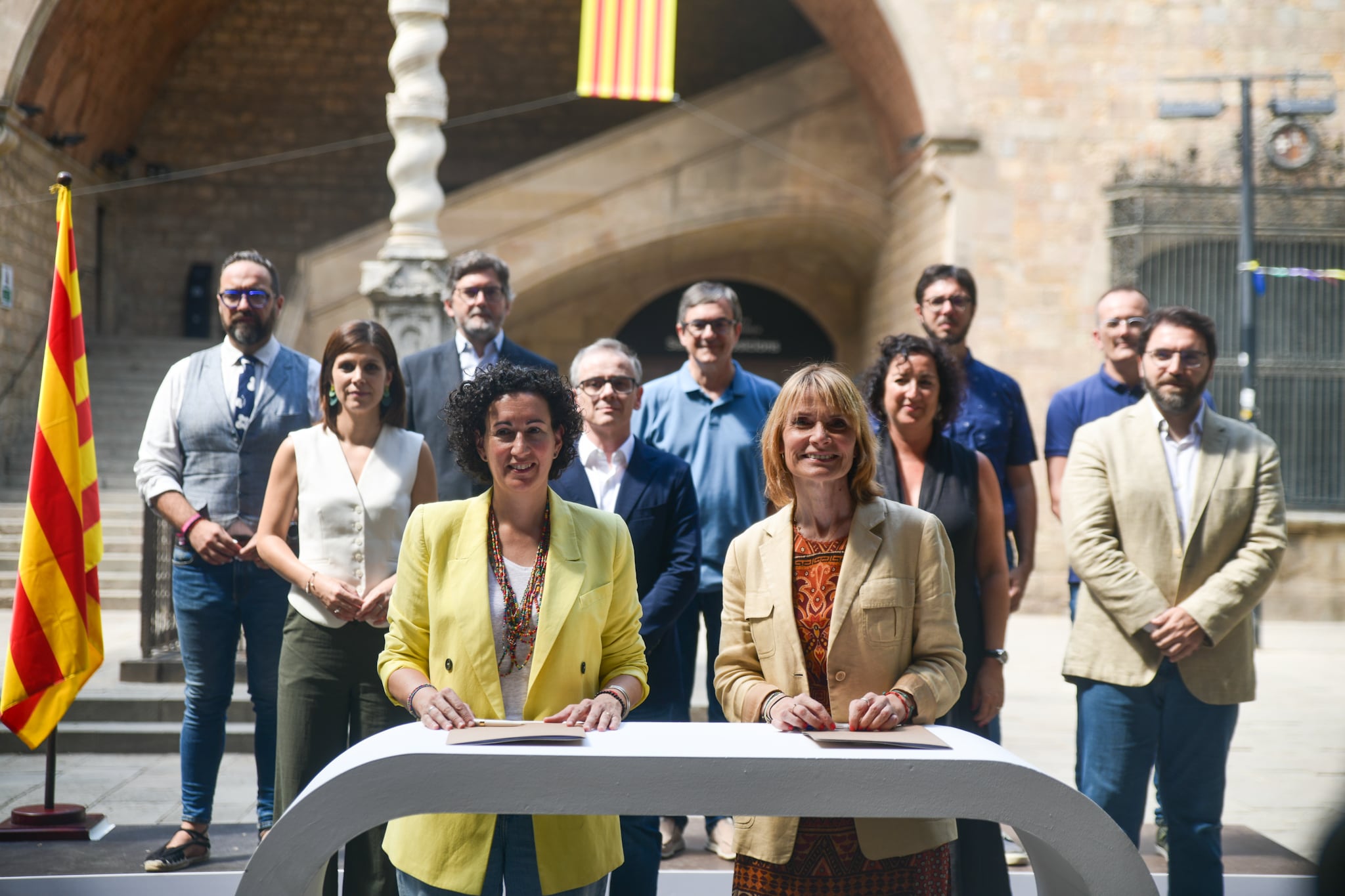 La viceprimera secretaria del PSC, Lluïsa Moret (d), y la secretaria general de ERC, Marta Rovira (i), junto los equipos negociadores del PSC y de ERC