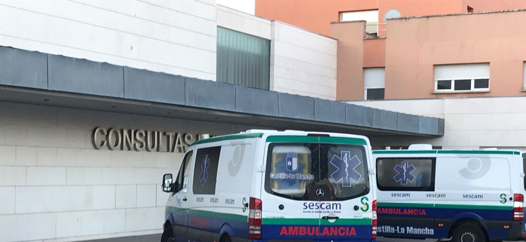 Imagen de archivo de la entrada de consultas del Hospital de Valdepeñas (Ciudad Real)