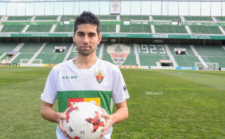 El lateral del Elche, Manu Rodríguez, posa en el estadio Martínez Valero