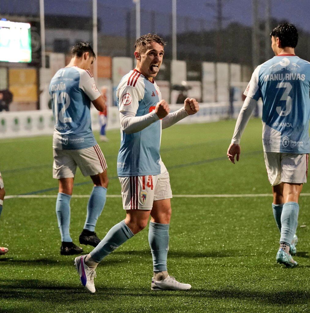 Samu, &quot;killer&quot; del Compos en Carballo, celebra uno de sus tres goles al Bergantiños