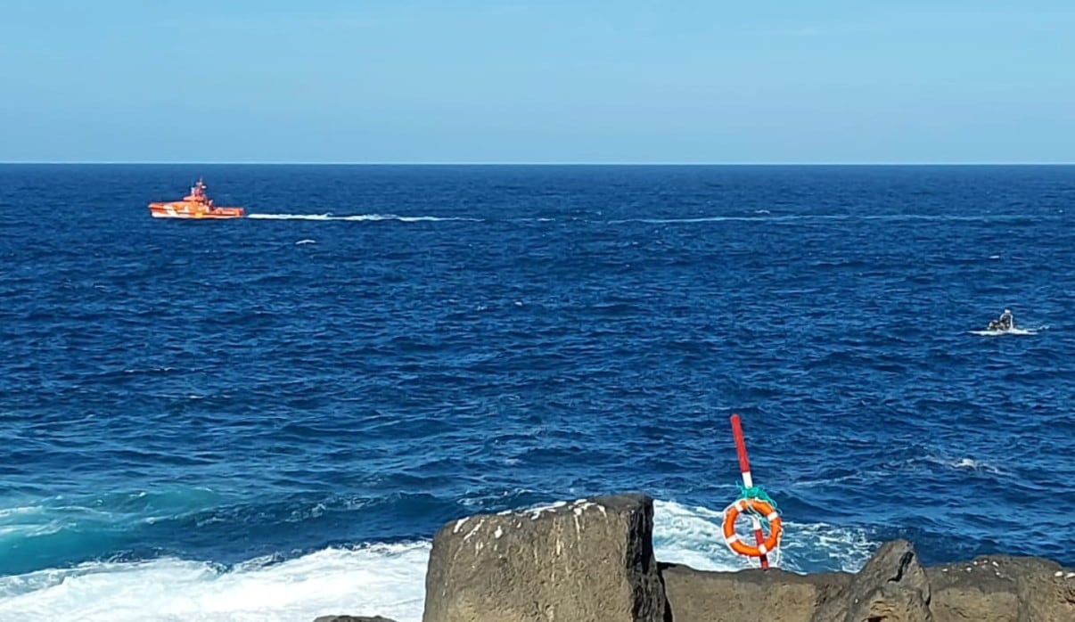 Salvamento Marítmo rastreando la costa de 'Los Charcones' en Lanzarote.