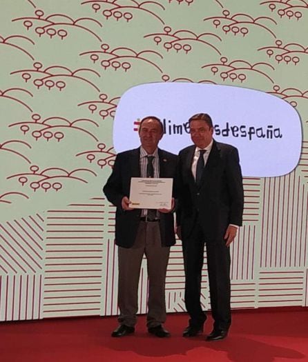 El presidente de la Cooperativa, Manuel Ogallar, a la izquierda, recibe el premio de manos del Ministro de Agricultura en funciones, Luis Planas