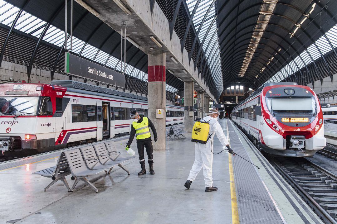 Fumigación contra el coronavirus en la estación de Santa Justa, en Sevilla.