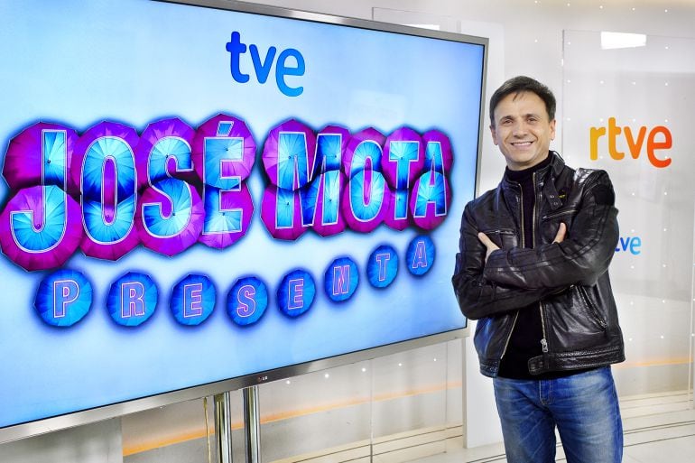 El cómico José Mota posa junto al logotipo de su nuevo programa en La 1