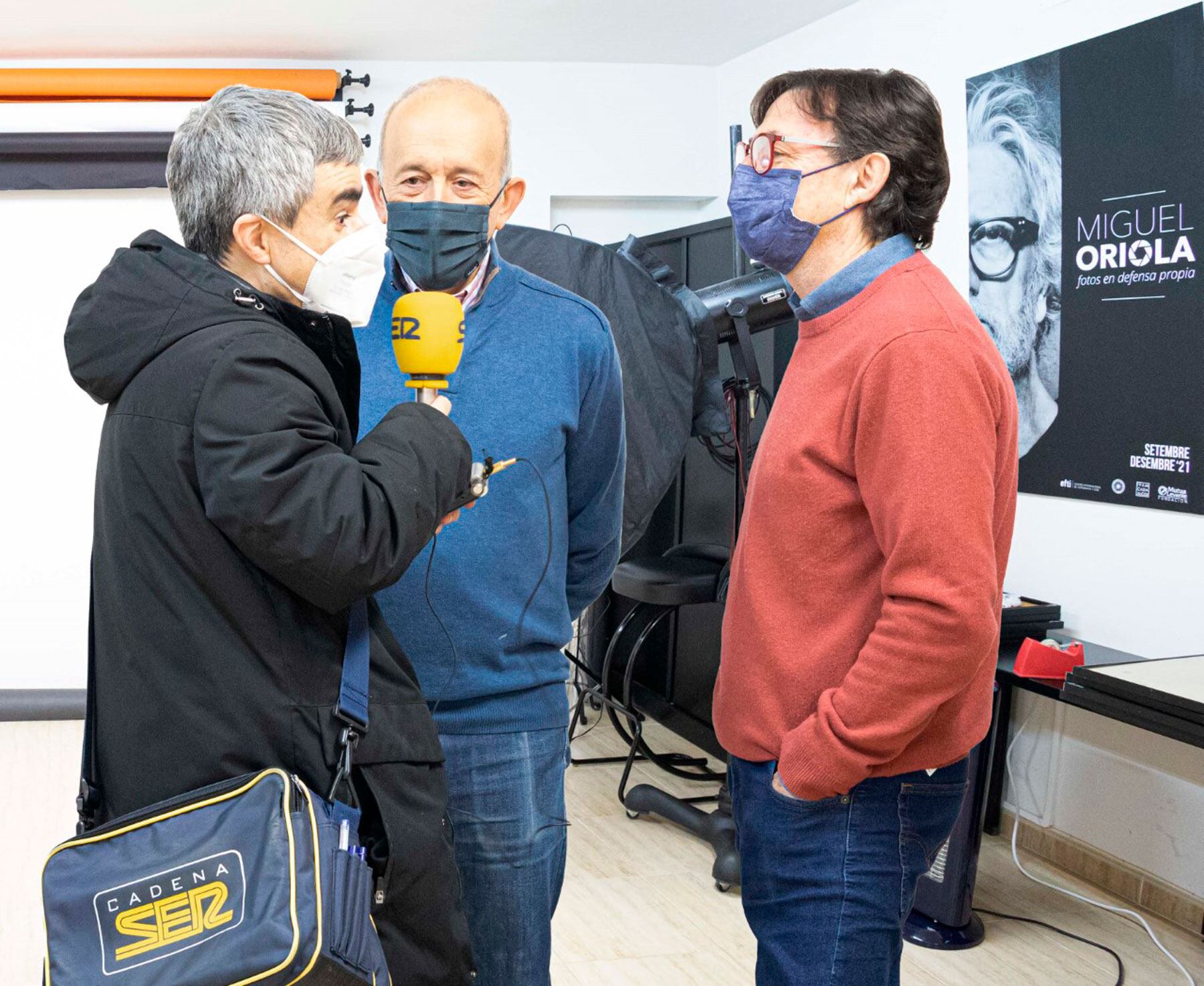 Benito Sáez y Juan Carlos Ripoll, presidente y tesorero de la Agrupación Fotográfica Alcoyana, entrevistados por Paco Agulló en la sede social de la entidad durante el programa especial.