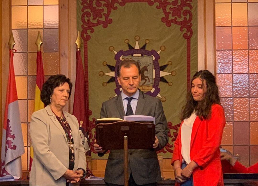 Francisco León en el momento de tomar posesión como alcalde de Arévalo