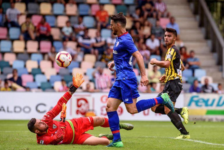 GRAF4976. BARAKALDO (BIZKAIA) - El jugador del Athletic Aduriz (c) remata el balón por encima del portero del Barakaldo Boian(i) para marcar el cuarto gol de los de San Mamés durante el partido de fútbol amistoso disputado entre ambos equipos. 