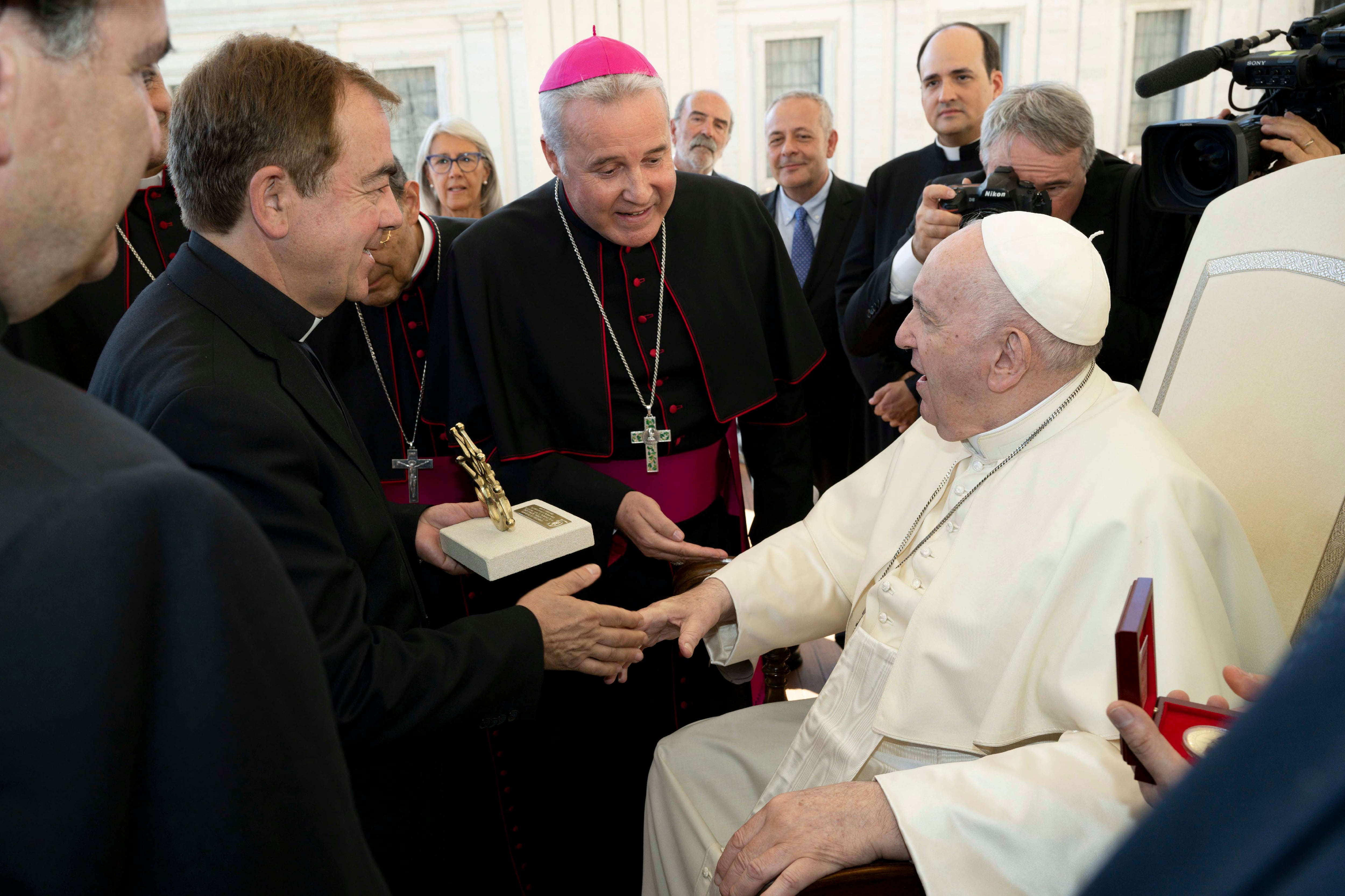 El arzobispo de Burgos, Mario Iceta, junto al Papa Franciso