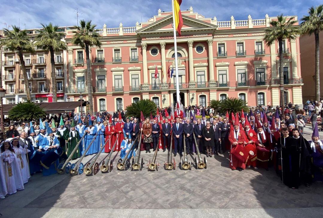 Más de 200 nazarenos han recorrido esta mañana las calles y plazas de Murcia en la V edición de Vía Passionis, cortejo formado por grupos de heraldos, burlas y tambores