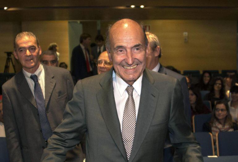 GRA387. PALMA DE MALLORCA, 03/11/2014.- El abogado de la infanta Cristina, Miquel Roca, momentos antes de ofrecer esta tarde una conferencia en el Colegio Oficial de Abogados de Baleares, en Palma. Roca ha asegurado, en declaraciones a los periodistas, qu