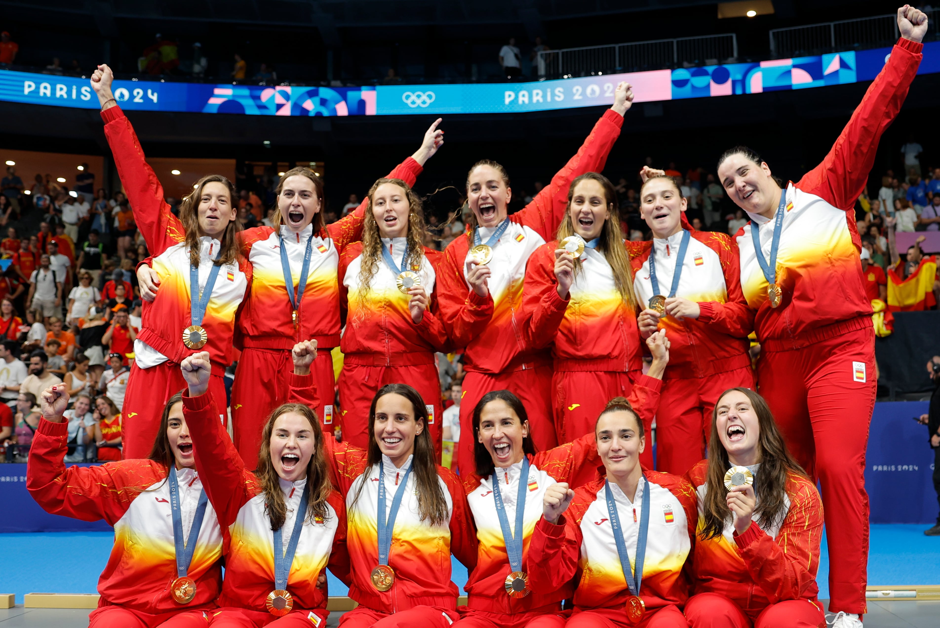 Las waterpolistas españolas posan con la medalla de oro de los Juegos Olímpicos de París 2024