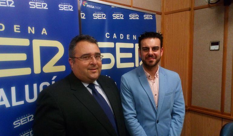 Enrique Espinosa de los Monteros -a la izquierda- y Paco Moraza, en los estudios de Radio Sevilla