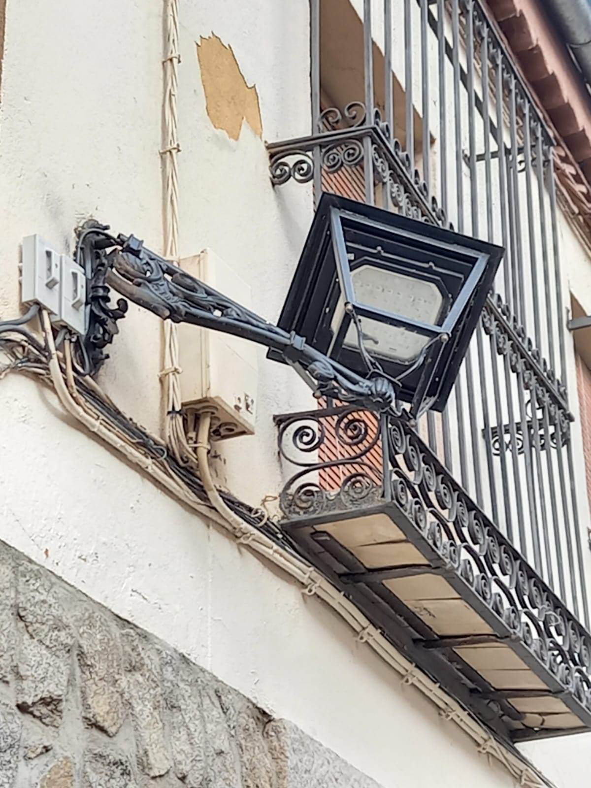 Farola rota en la calle Vallespín