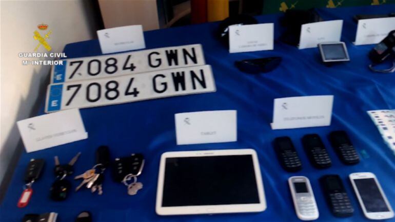 A més del tabac de contraban, han decomissat cinc vehicles, plaques de matrícula falses, telèfons, drogues, diners i armes