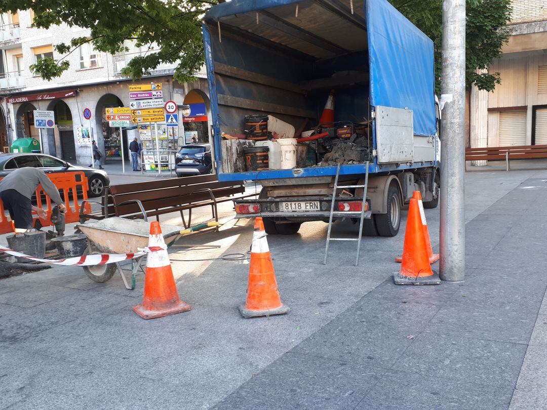 Un operario trabaja en plena plaza de Unzaga