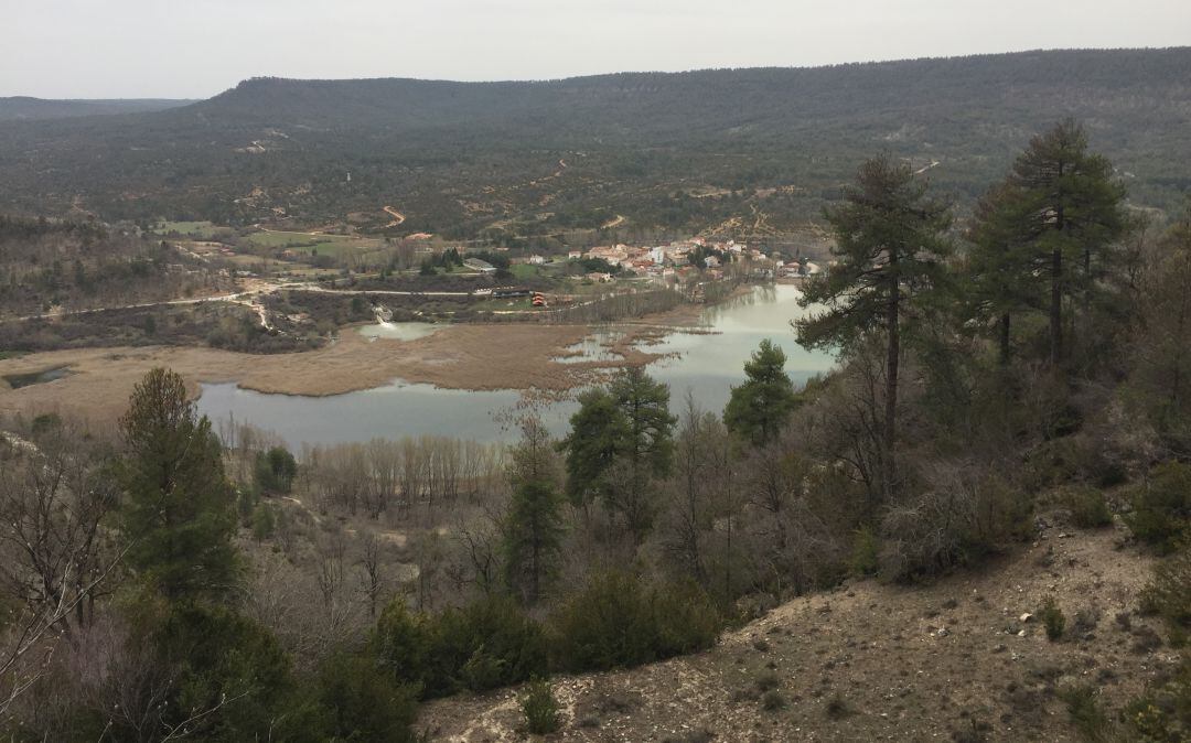 La laguna y el pueblo de Uña