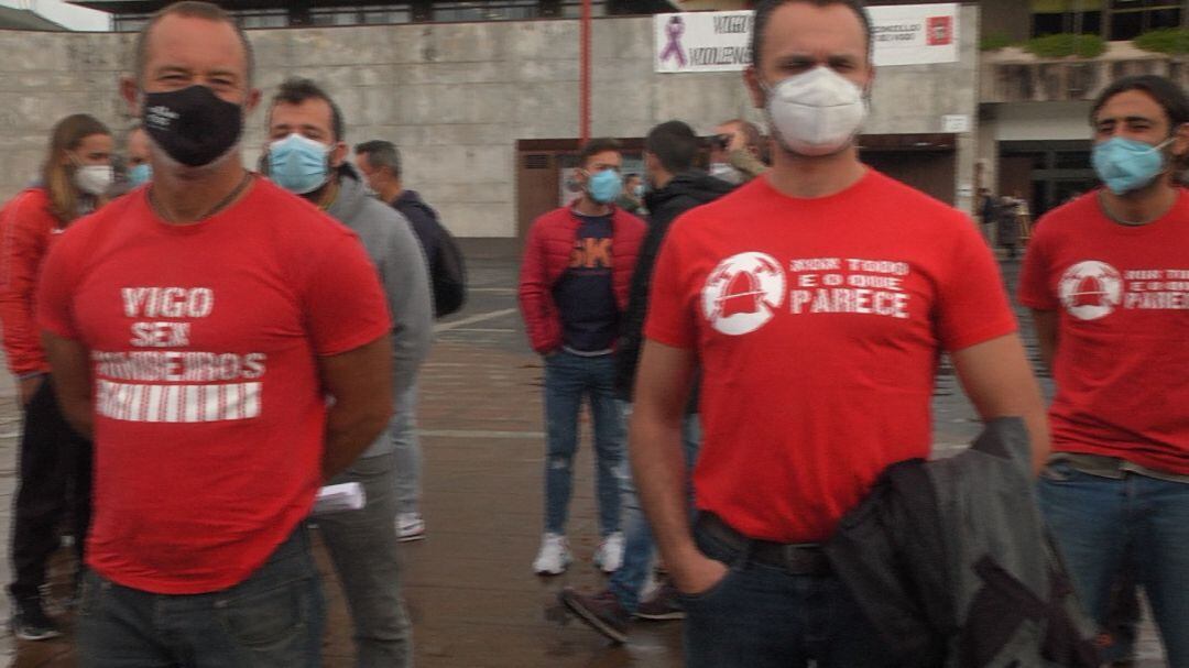 Una protesta de los bomberos de Vigo frente al ayuntamiento 