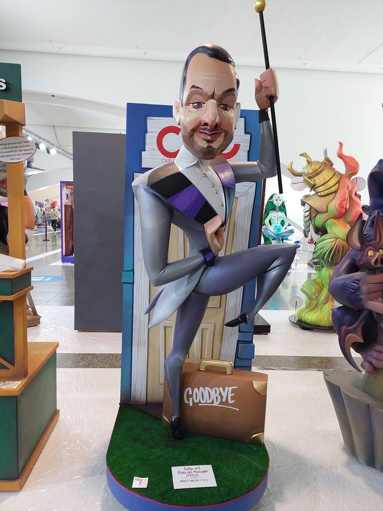 La Exposición del Ninot de las Fallas 2023 abre sus puertas con 750 figuras que rebosan diseño y sátira. Todas ellas quieren salvarse de las llamas gracias al voto popular.