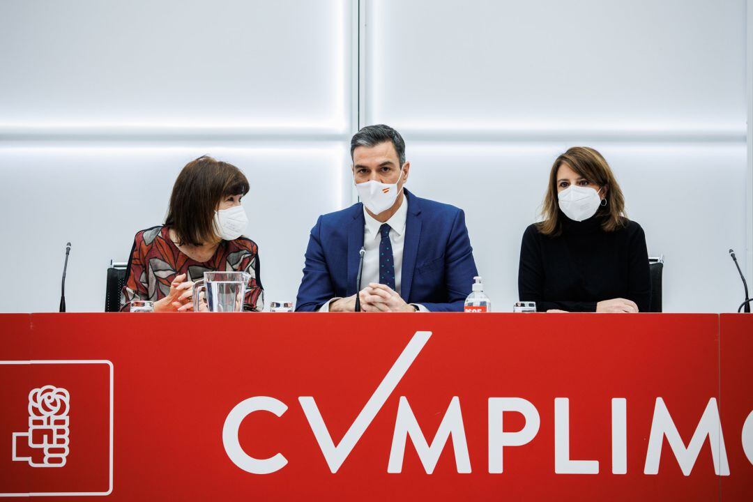 La presidenta del PSOE, Cristina Narbona; el secretario general del PSOE y presidente del Gobierno, Pedro Sánchez; y la nueva vicesecretaria general del partido, Adriana Lastra, en una reunión de la Ejecutiva Federal del PSOE, en Ferraz, este lunes.