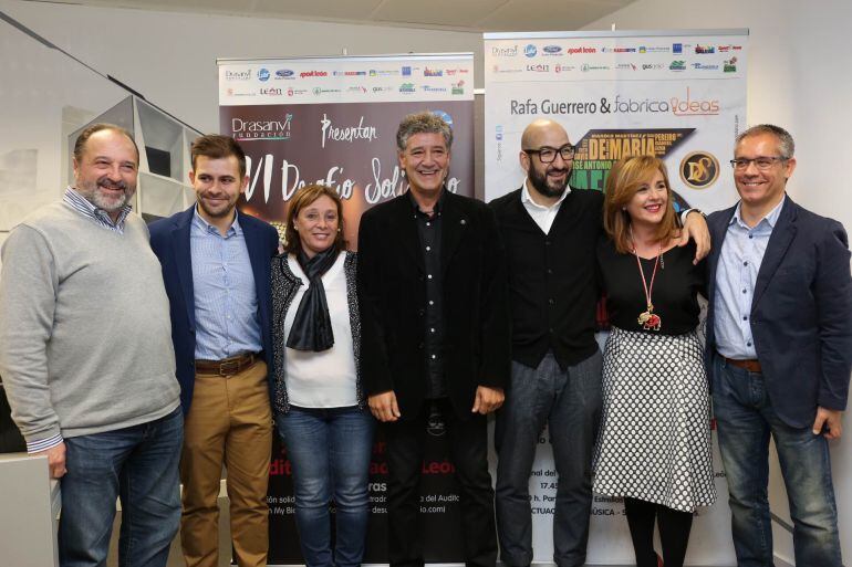 Rafa Guerero, en el centro, flanqueado por los actores principales del evento