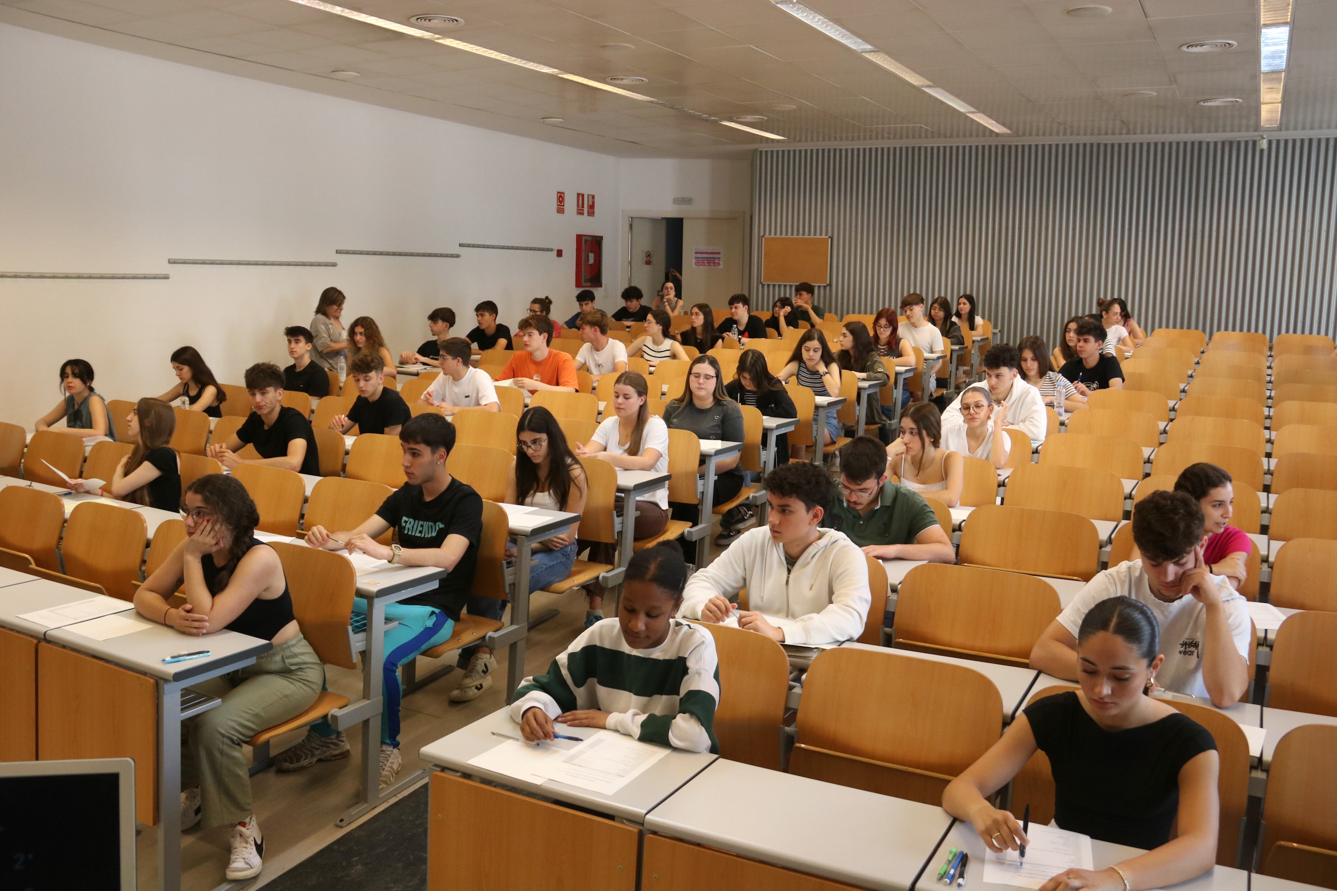 Alumnes en un examen de selectivitat a Lleida. Foto: ACN.