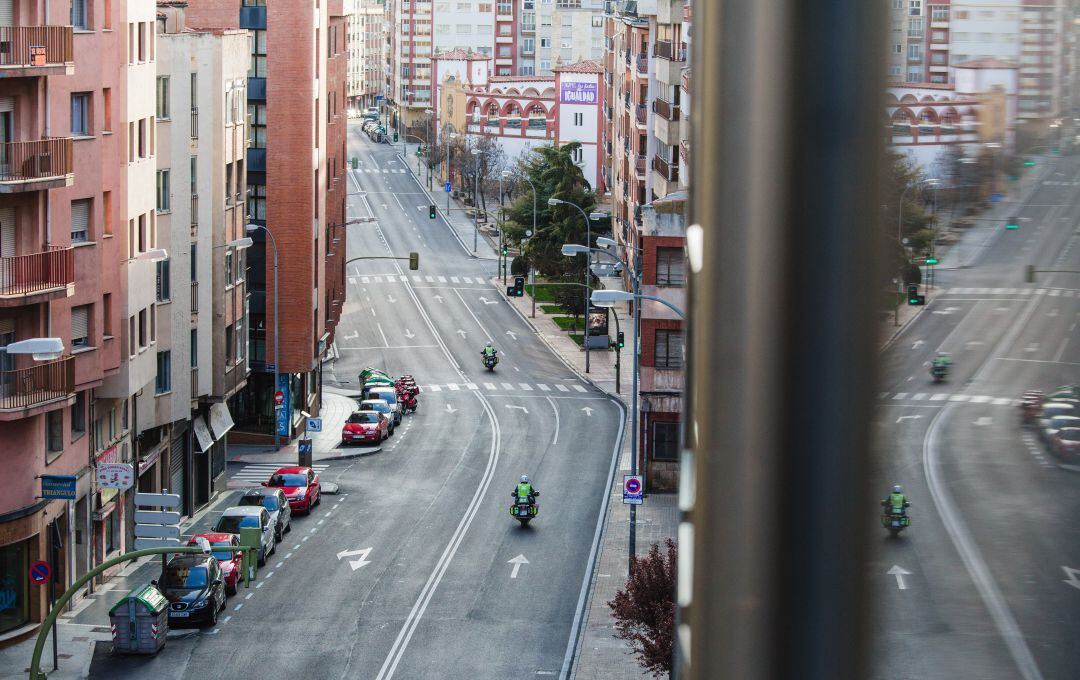 Una pareja de la Guardia Civil de Trafico en las calles de Soria durante el Estado de Alarma por crisis del coronavirus