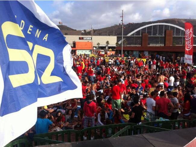 Las Palmas de Gran Canaria se concentra en una de las pantallas de la cadena SER para dar su apoyo a la selección española