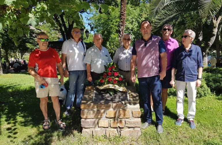 Las nueve rosas han sido depositadas en la placa conmemorativa instalada en el Paseo de San Gregorio, junto a la Casa de Baños