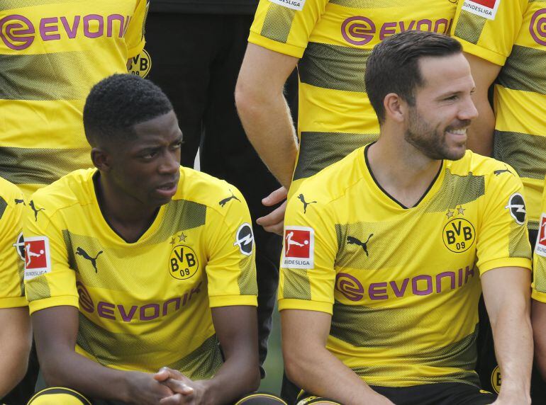 Dembelé, junto a Gonzalo Castro en la toma de la foto oficial del Borussia Dortmund