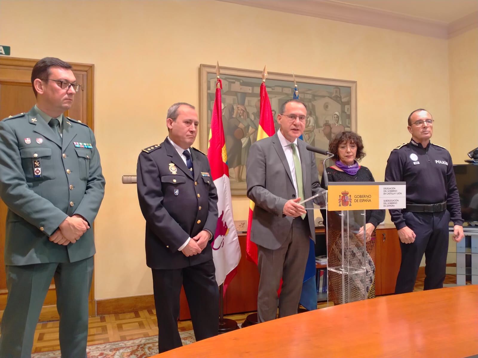El Subdelegado del Gobierno, Ángel Blanco, la Concejala de Seguridad Ciudadana, Concha Rosales y responsables de los Cuerpos y Fuerzas de Seguridad del Estado en Zamora, durante la presentación del Plan Comercio Seguro